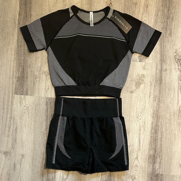 Kimberly C Seamless Athletic Set Cropped Tee and Bike Shorts Black Size L NEW - Picture 4 of 12